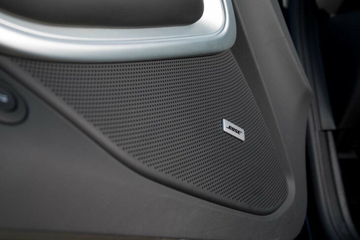 音響機器には「Boseプレミアム9スピーカーオーディオシステム」を装備。クリアで高音質なサウンドを提供するだけでなく、「アクディブノイズキャンセリング」機能が不快な騒音を低減してくれる。