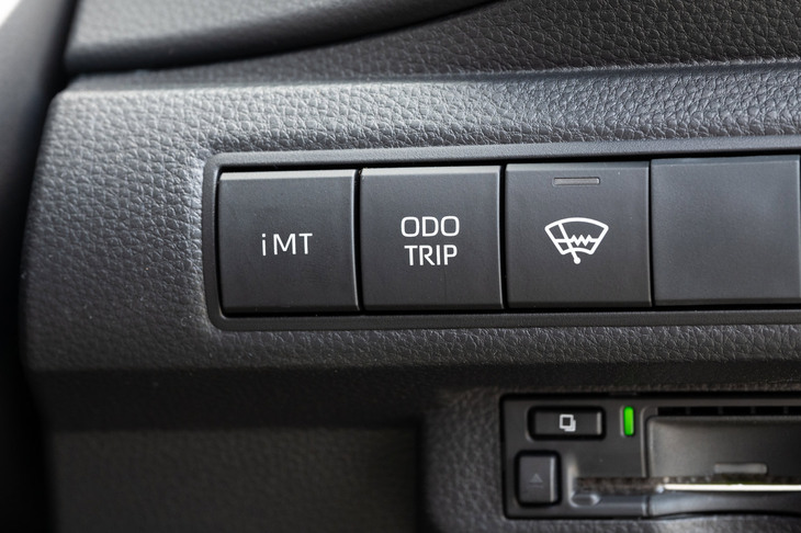 ダッシュボード右のスイッチパネルに備わる「iMT」のオン・オフスイッチ。これをオンにすると、変速時にエンジンが自動で回転合わせをしてくれる。