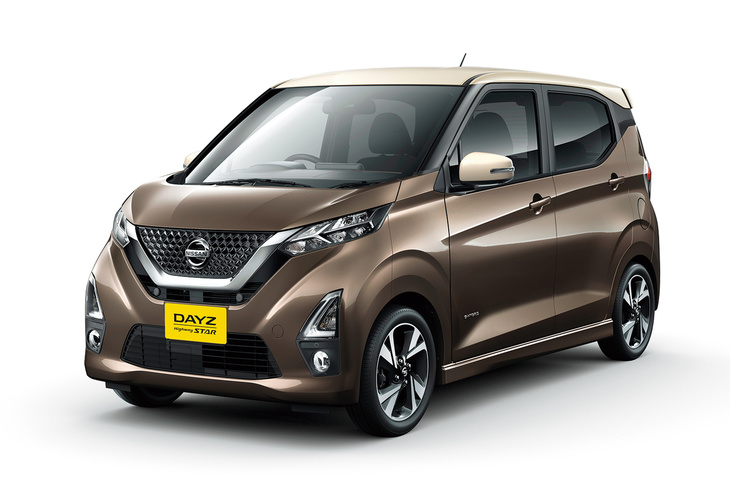 兄弟車の「日産デイズ ハイウェイスター」。きらびやかなメッキのグリル装飾やシックなカラーバリエーションの展開など、「eKクロス」より高級感やスポーティー感をねらったエクステリアとなっている。