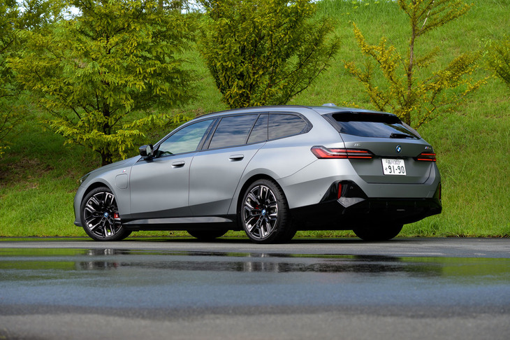 全長×全幅×全高＝5060×1900×1505mmのボディーサイズは「セダン」と同じ。サイドやリアバンパーの下部をブラックで処理することでボディーを薄く見せようとしていることがうかがえる。