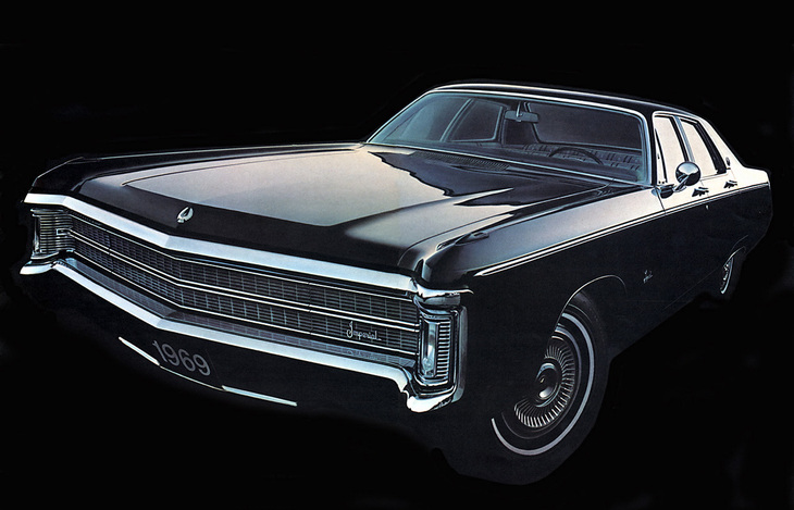 1969年「インペリアル・クラウン」。全長5.8m超の巨体に7.2リッターV8エンジンを積んだクライスラーの旗艦。さらなる上級グレードの「ルバロン」も存在した。