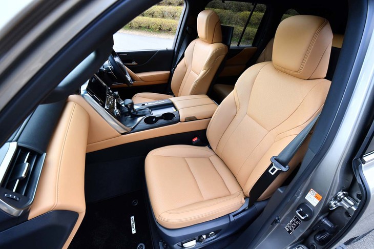 セミアニリン本革仕立てのシート。前席は、乗員を包み込むような肩まわりの形状にこだわったという。