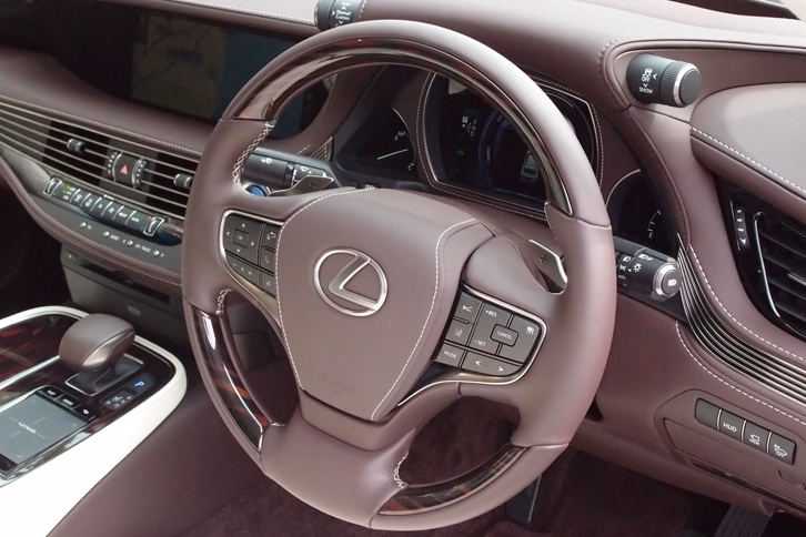 LS500h“バージョンL”（ステアリングホイール）