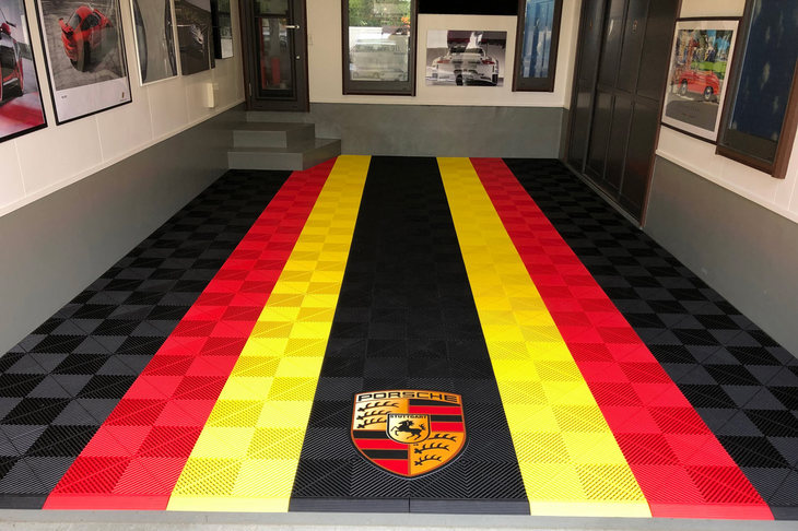 Swisstrax | ガレージ床材

カリフォルニアに拠点を置くSwisstraxのガレージ床材は、強度および耐熱性が高く、油分や薬品にも強いポリプロピレンミックス製のタイル。豊富なデザイン／パターンとカラーがそろっており、それらを自由に組み合わせることで、レーシングチームの本格的なピットのようなオリジナルのフロアを創り上げることができる。施工料金等は要問い合わせ。

問い合わせ：Swisstrax Japan 048-960-7700