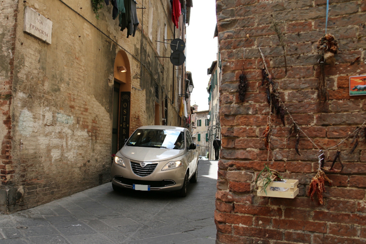 「ランチア・イプシロン」は、イタリアでは女性ユーザーに根強い人気がある。筆者が住む中部シエナで。