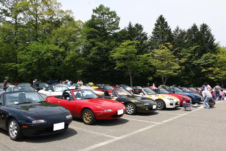 軽井沢プリンスホテルのプリンススキー場を会場に行われる「軽井沢ミーティング」も、今年（2019年）で26回目となる。今回は1085台分の駐車スペースが用意されたが、それを大きく上回る1638台の応募があったという。ただ外れた場合も愛車での来場が不可となるだけで、電車などの公共交通機関を使って来場すれば、イベントに参加することができる。