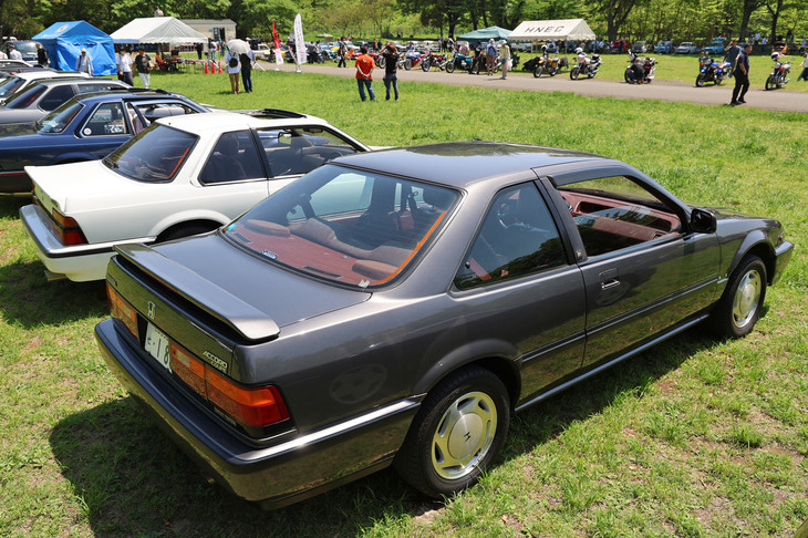 手前（写真03では左側）の個体は米国産の「アコード クーペ」だった。3代目アコードをベースにアメリカ工場で生産された左ハンドル仕様を、1988年から輸入販売したモデル。外国生産の日本車を輸入販売する先駆けとなった。