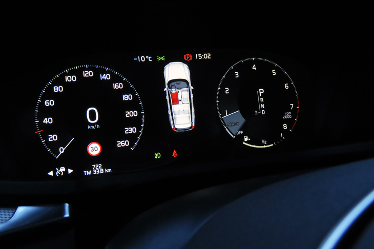 センターコンソールに備わるフルデジタルのメーターパネル。上部に備わる外気温計は、2日目にはマイナス20度を示したが、エンジニア氏いわく「今年はそんなに寒くないよ」とのことだった。