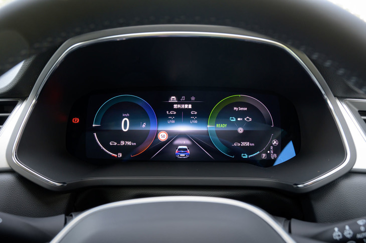 「E-TECHハイブリッド」には、パワーフローメーターなどの機能を備えた10.2インチのフルデジタルインストゥルメントパネルが装備される。