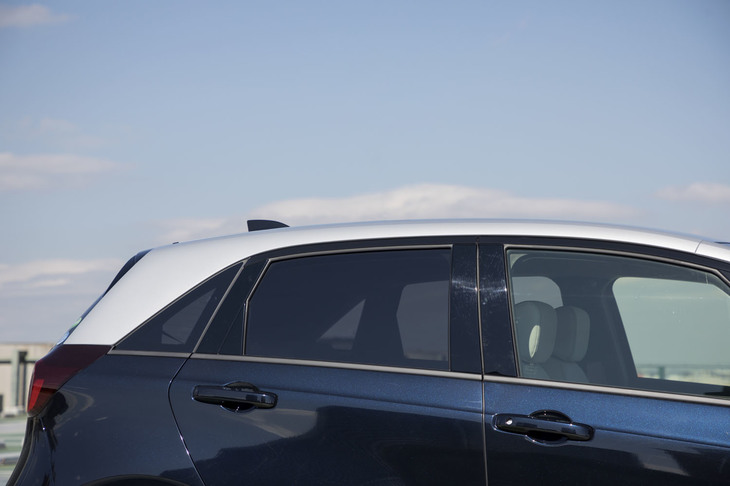 グレードによって異なる豊富なカラーバリエーションも「フィット」の魅力。試乗車には「ミッドナイトブルービーム・メタリック×シルバー」のツートンカラーが用いられていた。