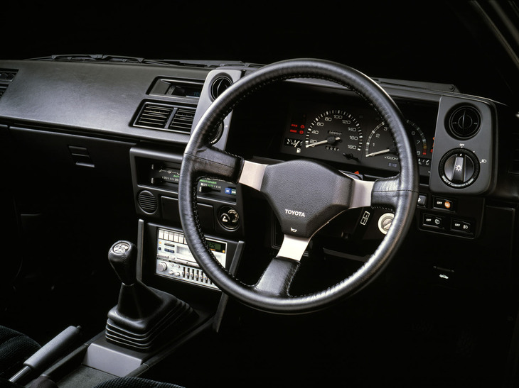 円と四角を組み合わせたシンプルなデザインのコックピットは、40年前の時代のムードを感じさせる。写真は「GTアペックス」グレードのもの。