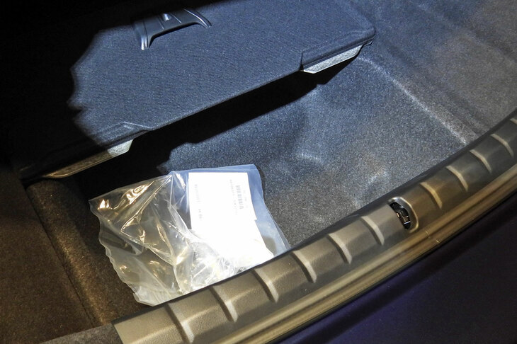 BMW i7 M70 xDrive（床下収納）