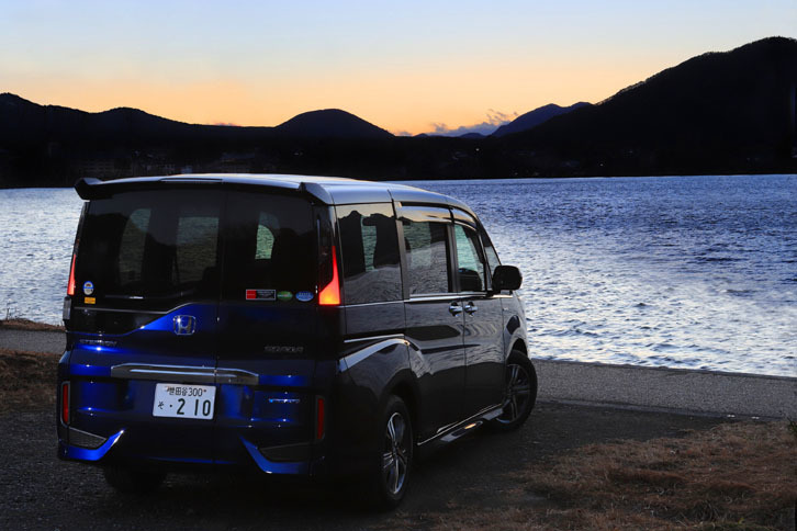 河口湖のほとりにて夕景を楽しむ。アダプティブ・クルーズ・コントロールや車線維持支援システムがあるから、遅くまで楽しんでも運転の心配は不要だ。