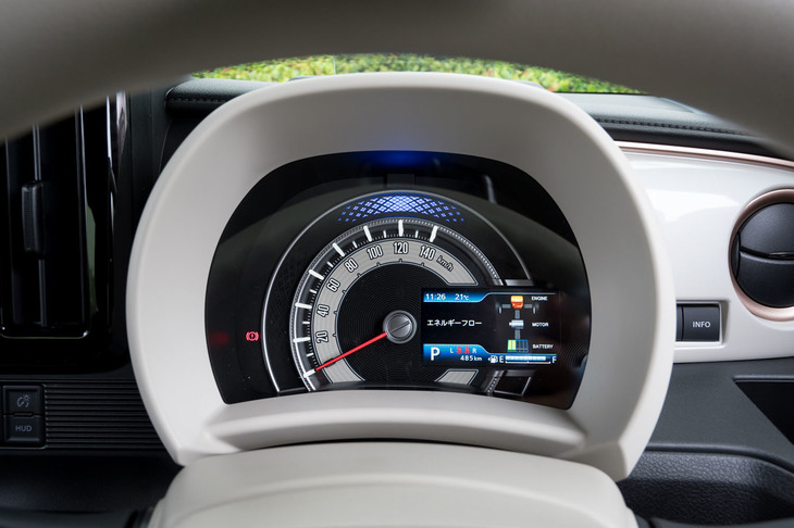 速度計にインフォメーションディスプレイを組み合わせたシンプルなメーターパネル。オプションの「セーフティプラスパッケージ」を採用するとディスプレイがフルカラーとなり、またダッシュボード上面にコンバイナー式のヘッドアップディスプレイが追加される。