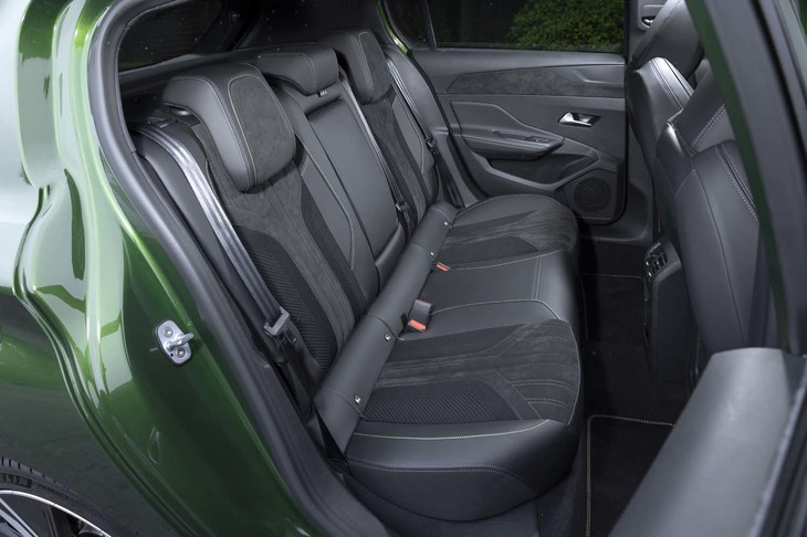 ホイールベース延長に伴い、後席のレッグスペースは30mm拡大されている。