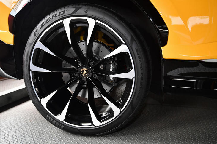 テスト車には「ピレリPゼロ」の23インチタイヤが装着されていた。