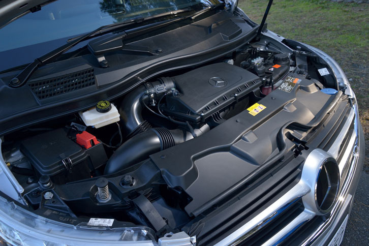 エンジンは、2.1リッター直4のクリーンディーゼル1種類に限られる。1400rpmの低回転域から38.7kgmものトルクを発生する。