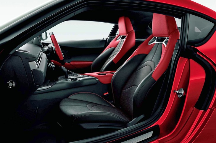 アルカンターラとレザーを組み合わせた「RZ」のスポーツシート。オプションでフルレザー仕立てにもできる。