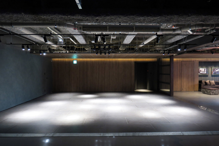 納車スペースの前には、新たなマイカーと下取り車を並べておける空間も。2台を並べ、記念撮影ができるようになっているのだ。