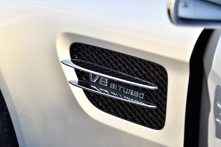 フロントホイールアーチ後方のエアアウトレット。「V8 BITURBO」と記されたオーナメントが付く。