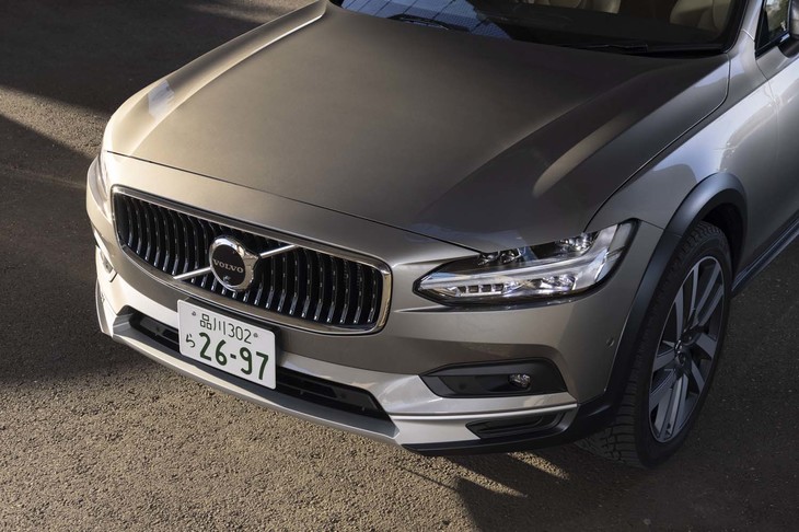 フロントグリルは「V90」とは異なる「V90クロスカントリー」専用デザイン。バンパー下部にはスキッドプレートが備わっている。