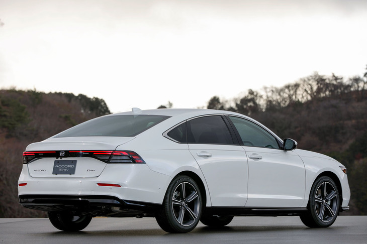 ファストバックのようなスタイリングのリアビュー。まるで「アウディA7スポーツバック」のようだ。