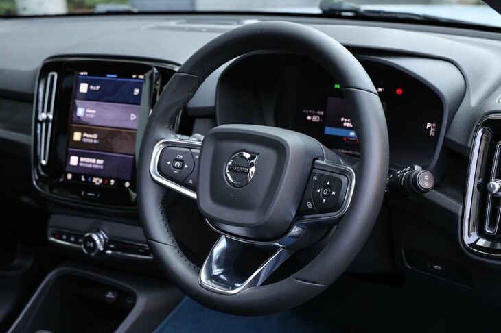 見た目も感触も本革巻きのようなステアリングホイールだが、レザーフリーの観点から合成皮革で仕立てられている。