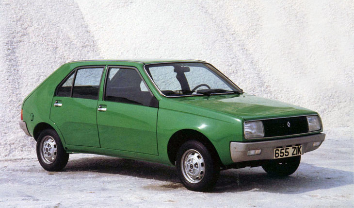 1976年「ルノー14」。プジョー、ボルボと共同開発した、ルノーとしては初となるSOHCの1.2リッターエンジンを、これまた初めて横置きした5ドアハッチバック。ただしレイアウトはプジョーに倣い、エンジンの下に変速機が位置するイシゴニス式だった。車格からすれば「ゴルフ」の対抗馬だが、セールスは芳しくなく、1983年に生産終了した。