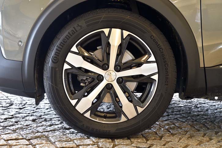 「GT BlueHDi」のタイヤサイズは225/55R18で、テスト車はマッド＆スノータイヤの「コンチネンタル・コンチクロスコンタクトLX2」を履いていた。