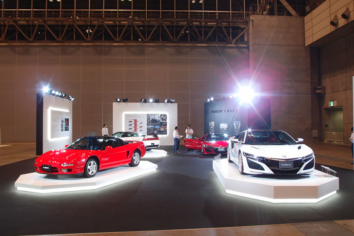「オートモビル カウンシル2017」における、ホンダブースの様子。4台の新旧「NSX」が展示された。