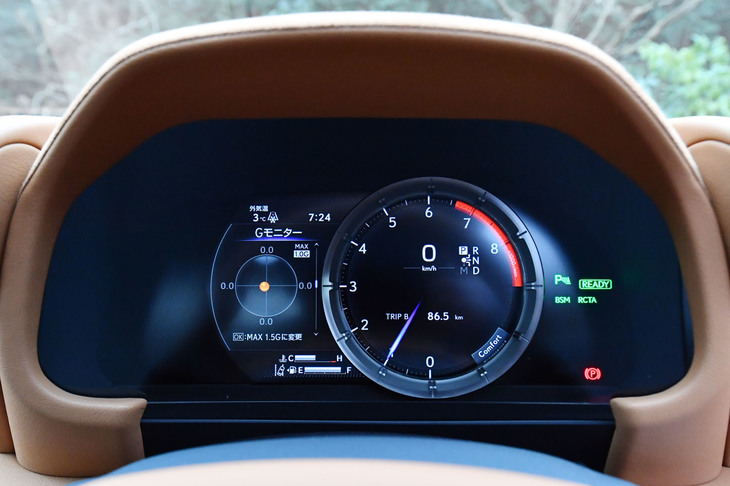 8インチのカラー液晶メーターは、「LFA」で採用されていた可動式メーターリングを継承。写真はメーターリングを右にスライドさせた「コンフォート」モード選択時の様子。