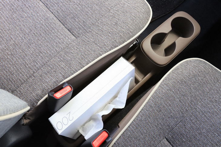 運転席と助手席の間のセンターコンソールトレイには、カップホルダーが2個用意されるほか、ティッシュペーパーホルダーも備わる。