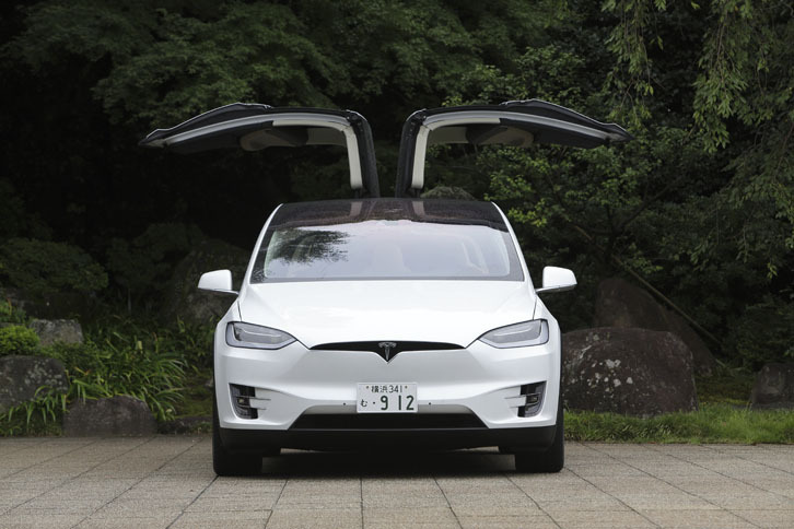 「モデルX」には60kWhから100kWhまで4種類の駆動用バッテリーがそろう。最上級グレード「P100D」は539psというシステム出力を誇り、0-100km/h加速をわずか3.1秒でこなす。