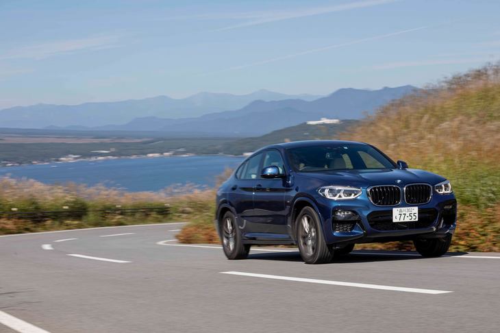 ワインディングロードを行く「X4 xDrive20d Mスポーツ」。ツイスティーな道でも機敏に走り、ロールも十分抑えられていた。