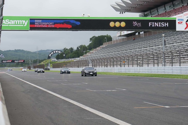 富士スピードウェイのホームストレートを疾走する「Mモデル」。日常生活では体験することのできない200km/hオーバーの世界を、最新モデルで堪能。抽選に外れた申込者も、迫力ある走行シーンを楽しんだことだろう。