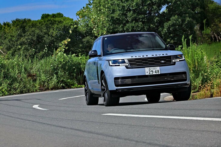 既存のスーパーチャージャー付き5リッターV8エンジンに代えて、BMW製の4.4リッターV8ツインターボエンジンがラインナップされた現行型「レンジローバー」。実は3代目レンジローバーにも、BMW製の4.4リッターV8エンジンが積まれていた。ランドローバーがBMWの傘下にあった時代に開発されたからだ。