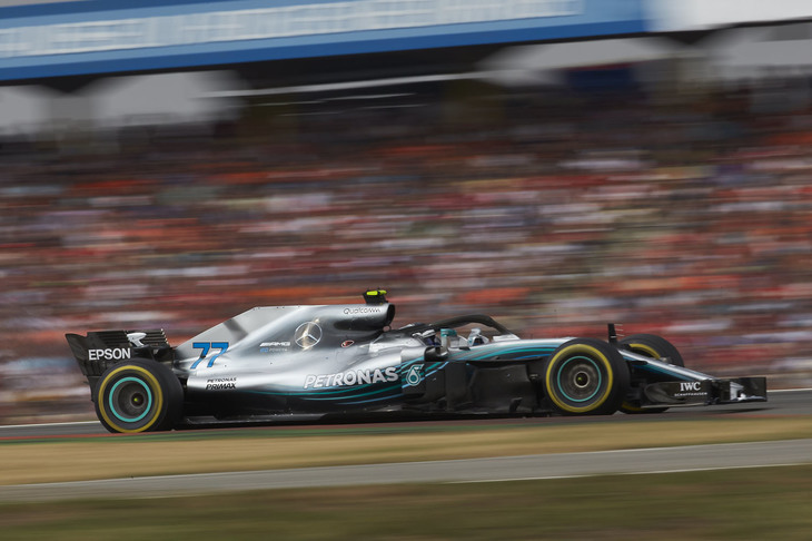宿敵フェラーリの速さを前に、予選で孤軍奮闘を強いられたメルセデスのボッタス（写真）。渾身（こんしん）のアタックでなんとか2番グリッドを得て、レースでの巻き返しにかけた。スタートで2位をキープ、その後はフェラーリに先行を許すこともあったが、セーフティーカーのタイミングで再び2位に上がると、目の前の僚友ハミルトンに勝負を挑んだ。しかしチームからもポジションキープが言い渡されてしまい、そのままゴールした。今季11戦して表彰台5回、そのすべてが2位である。（Photo=Mercedes）
