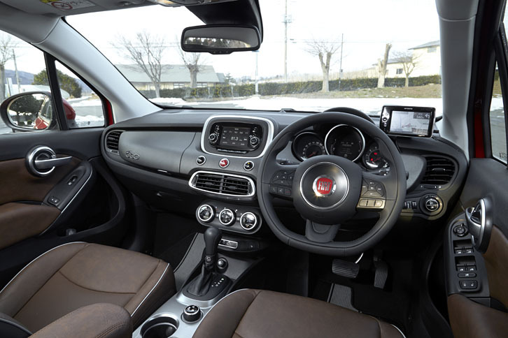 FFモデルのインストゥルメントパネルはボディーと同色なのに対し、「クロスプラス」ではダークグレー仕上げとなり、落ち着いた雰囲気。