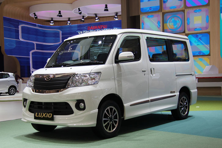 日本で最もなじみ深いインドネシア生産車といえば、現地のダイハツが製造しトヨタが輸入している「タウンエース」かもしれません。「ダイハツ・ルクシオ」（写真）はそれをベースにした8人乗りミニバン。大きなヘッドライトにダミーのフロントグリルを組み合わせた押し出し感の強い顔は、現地の好みらしいです。
