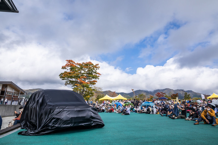 アンベールの瞬間を待つ、シアターひびきの前に展示された新型「カングー」。