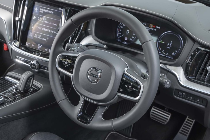 本革巻きのステアリングホイールにはシルクアルミのアクセントがあしらわれる。シフトパドルも「ポールスターエンジニアード」専用だ。