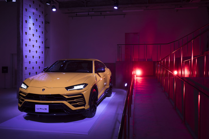 会場に入り、まずゲストを迎えてくれたのが、世界規模で好調なセールスの原動力となったといわれる「ウルス」だった。