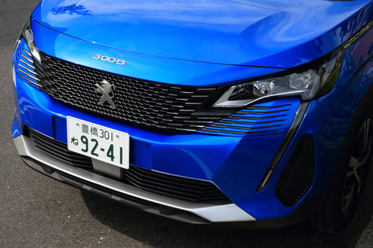 フロントグリルやヘッドランプなどのデザイン変更により、スポーティーな印象となったマイナーチェンジモデル。「3008 GTハイブリッド4」には、コーナリングランプ内蔵のフルLEDヘッドランプが標準装備される。