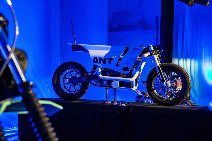 「Tardigrade」と同じく、カスタムファクトリーのHookie Co.が製作した電動カスタムバイク「Silver Ant（シルバーアント）」。スウェーデンの電動二輪ブランドCAKE（ケイク）の「Ösa Plus（オーサ プラス）」をベースに、ドラッグレーサーのようなカフェレーサーのような、スポーティーなスタイルを構築。メインフレームやバッテリー、モーターには手を加えず、サスペンションやホイールサイズを変更。そこにアルミ板金で仕上げた外装類を架装している。