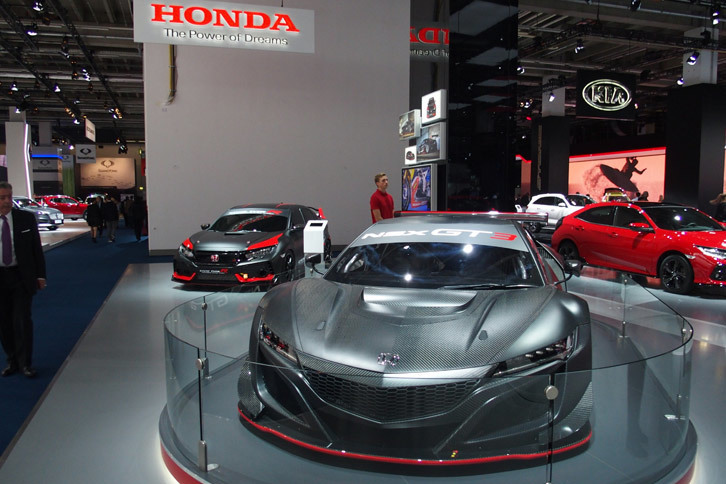 フランクフルトモーターショー2017における、ホンダブースの様子。手前の車両はレーシングカーの「NSX GT3」である。