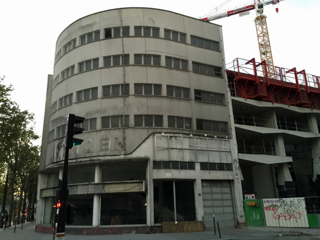 セーヌ左岸ポルト・ドルレアンのシトロエン販売店は、2016年2月の時点ですでに閉鎖されていたが、今回訪れてみると解体準備が進められていた。シトロエンの古い建築物は、当時最先端のスタイルを採り入れたものだっただけに惜しい。