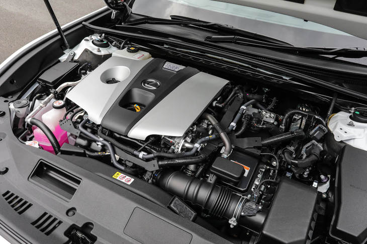 パワートレインは、2.5リッター直4エンジンにハイブリッドシステムを組み合わせた「THSII」。これは現行「カムリ」と同じもので、システム最高出力218psという実力を持つ。遮音性の高いガラスの採用もあって、エンジン音や不快な走行ノイズがキャビンにほとんど侵入してこないのも「ES」の特長だ。