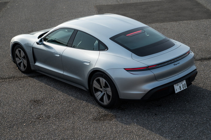 ポルシェ初のEVとして2019年秋にデビューした「タイカン」。今回の試乗車は、2021年1月に日本に導入されたエントリーモデルで、駆動方式は他のグレードとは異なりRWDとなる。