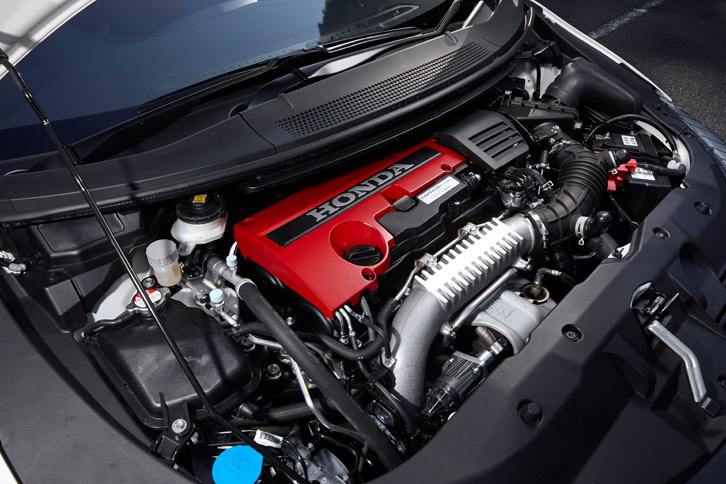 310psの最高出力を発生する2リッター直4直噴ターボエンジン。電動ウェイストゲート付きの小型ターボチャージャーや可変バルブ構造の採用などにより、低回転域から大トルクを発生させるトルク特性と、全開領域での高出力化を実現している。