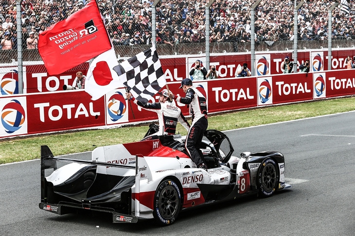 ルマンのゴール後、TOYOYA GAZOO Racingの旗を立ててパレードランを行うNo.8 トヨタTS050ハイブリッド。同マシンは2020-2021年シーズン以降、新規開発されるハイパーカーへとバトンを渡す見通し。